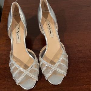 Size 7.5 Nina silver heel.